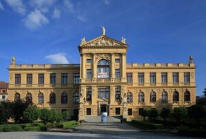 السياحة في براغ The-city-of-prague-museum-300x203