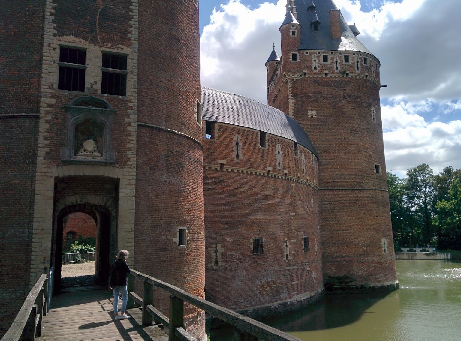 visit beersel castle