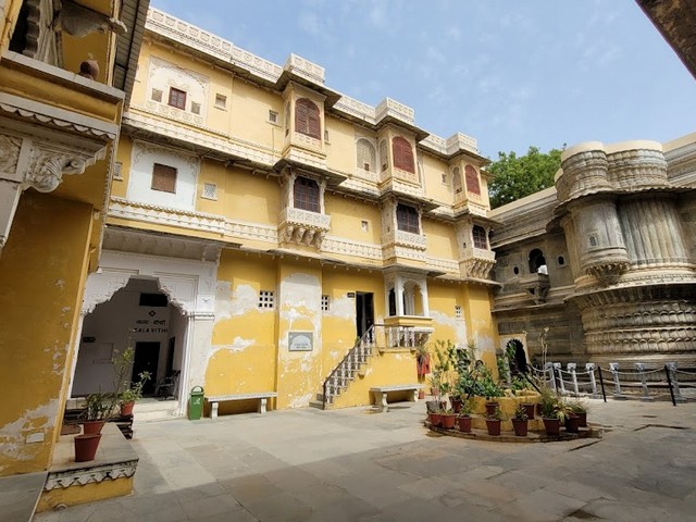 Top 3 things to do in Bagore Ki Haveli Square Udaipur - urtrips