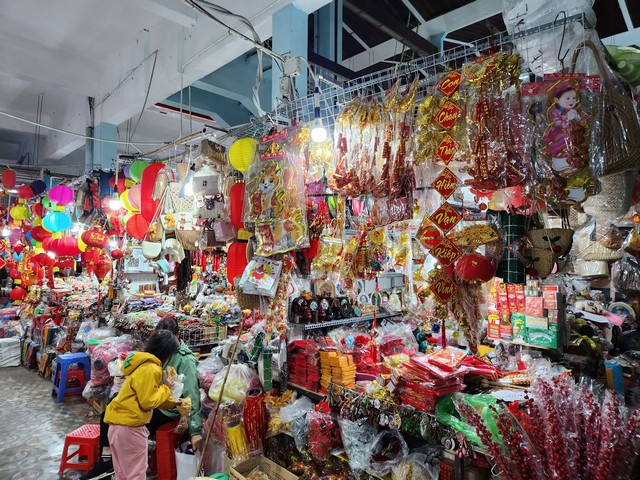 Best 8 things to do in Dong Ba Market Hue